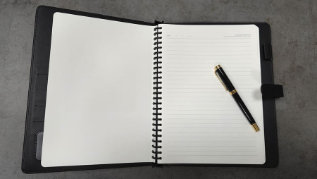 Подарочный набор Xiaomi Exclusive Gift Box (наушники, тетрадь, ручка, кабель) (RHR7398CN) Подарочный набор Xiaomi Exclusive Gift Box (наушники, тетрадь, ручка, кабель) (RHR7398CN)